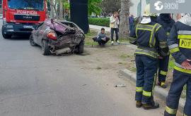 Accident pe strada Calea Ieșilor O mașină sa izbit întrun copac FOTO