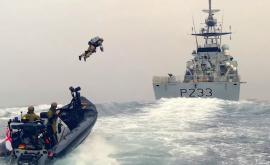 Marina militară britanică a testat un costum cu jet pentru capturarea unei nave