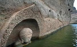 600летняя статуя Будды появилась изпод воды озера в Китае