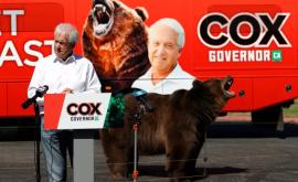 Un candidat la postul de guvernator al Californiei își face campanie electorală alături de un urs
