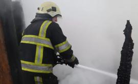 Incendiu la Orhei Acoperișul unei case de locuit cuprins de flăcări