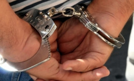 Doi tineri suspectați de comiterea a circa 20 de furturi pe teritoriul capitalei