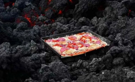 Пицца на раскаленной лаве туристы говорят что хрустит восхитительно