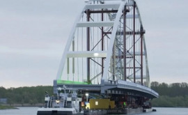 Un pod de 200 de metri lungime a fost mutat prin Rotterdam dea lungul rîului