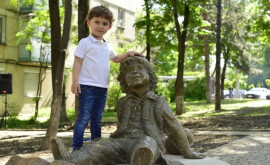 Întrun scuar din sectorul Râșcani al Capitalei a apărut sculptura lui Guguță