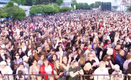 Bălțenii au uitat de pandemie Mii de oameni sau înghesuit la concert 