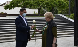 Președinția a împărțit femeilor flori pe care șefa statului lea primit cu ocazia zilei sale de naștere