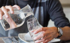 Putem bea apă în timpul mesei Răspunsul nutriționistului 