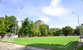 Lucrarile de reabilitare a stadionului de fotbal din curtea Liceului Teoretic Nicolai Gogol sunt pe ultima suta de metri
