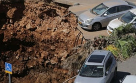 Часть парковки в Иерусалиме ушла под землю затянув несколько автомобилей