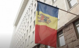 Drapelul R Moldova de pe clădirea Parlamentului a fost coborît în bernă