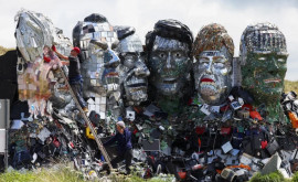 Скульптура лидеров G7 из электронного мусора установлена в Великобритании
