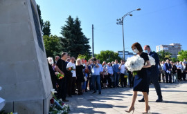 Maia Sandu a depus flori la monumentul victimelor deportărilor staliniste