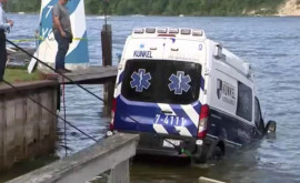 O femeie a furat o ambulanță și a ajuns cu ea în apă după ce a fugit de polițiști 160 de kilometri