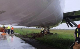 Un Boeing 767 a ieşit de pe pista de aterizare şi sa înglodat FOTO