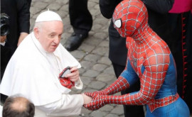 SpiderMan la vizitat pe Papa Francisc