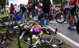 Accident cumplit în Turul Franţei Zeci de ciclişti doborîţi la pămînt din cauza unei fane