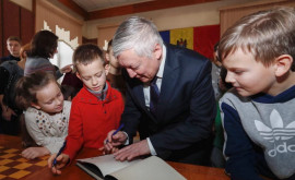 Vestitul șahist Anatoli Karpov se află în vizită în Moldova 