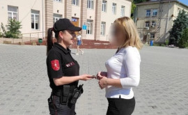 O femeie din Comrat șia găsit telefonul mobil cu ajutorul unei patrule de carabinieri