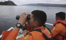 В Индонезии затонуло судно на борту которого находились более 50 человек