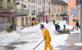 Franța Oraș îngropat sub jumătate de metru de grindină după o furtună