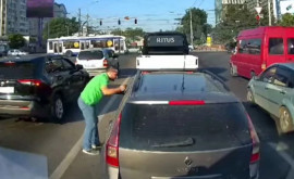 Karma la ajuns din urmă Cum a fost pedepsit un șofer care a aruncat gunoi pe geamul mașinii