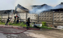 Сильный пожар в Кишиневе На месте работают шесть пожарных расчетов ВИДЕО 