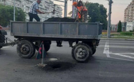 Serviciile municipale vor interveni pentru a astupa groapa în asfalt de pe strada Ismail