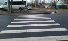 В Кишиневе водитель наехал на пешехода у светофора и скрылся ВИДЕО 