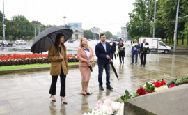 Руководство столичной мэрии возложило цветы к памятнику Стефана Великого и Cвятого