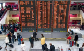 Сотрудники парижских аэропортов проводят забастовку
