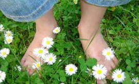 8 motive ca să îți lași copilul să meargă în picioarele goale