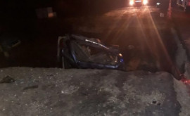 Două mașini sau prăbușit întro groapă pe un drum aflat în reparații FOTO