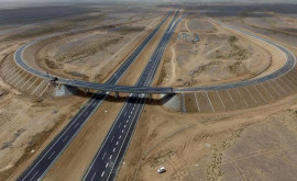 Imagini cu cea mai lungă autostradă din lume care traversează un pustiu
