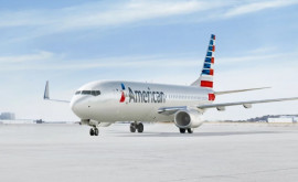  Un zbor American Airlines întîrziat din cauza unor tineri care au refuzat să poarte mască