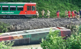 În Austria un tren cu elevi a căzut în rîu 17 persoane au avut de suferit