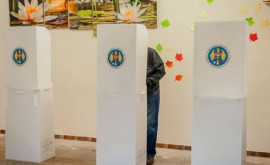 Un bătrîn în cîrje la secția de votare Nu fi indiferent hai la vot FOTO