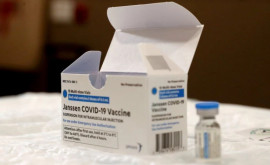 Lucrătorii medicali instruiți privind procesul de imunizare cu vaccinul Johnson Johnson
