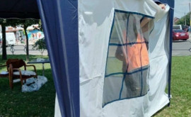 В столице установили палатки в которых можно спасаться от жары