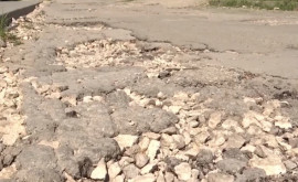 Ploile au spălat asfaltul de pe o stradă din Chișinău