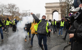Peste 100 de mii de francezi au ieşit în stradă să protesteze împotriva vaccinării