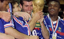 Tricoul lui Zinédine Zidane de la finala Campionatului Mondial din 1998 a fost vîndut la licitaţie cu peste 100000 de dolari