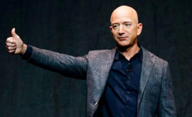La revenirea din spațiu Bezos anunță două donații de 100 de milioane de dolari