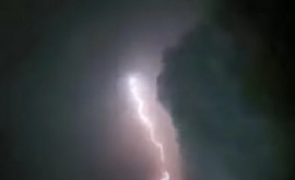 Imagini cu cerul luminat de fulgere în sudul Moldovei VIDEO