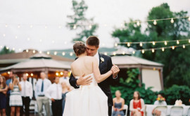 Невеста вывихнула колено во время первого танца на свадьбе