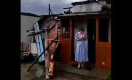 Мощный ураган сорвал крыши домов и повредил сотни машин в Казахстане