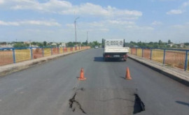 O groapă uriașă a apărut pe un drum din Basarabeasca