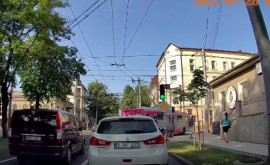 В Кишиневе троллейбус сбил девушку на электросамокате