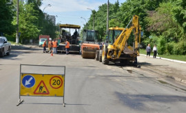 Pe străzile din capitală continuă lucrările de reparație 