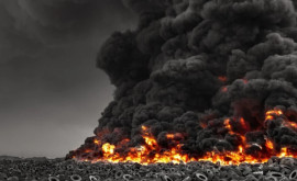 Пожар вспыхнул на крупнейшей в мире свалке автопокрышек ВИДЕО